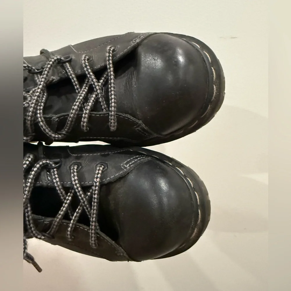 Dr. Martens Finnegan leather shoe, men's 10 or women's 11 - Picture 8 of 14